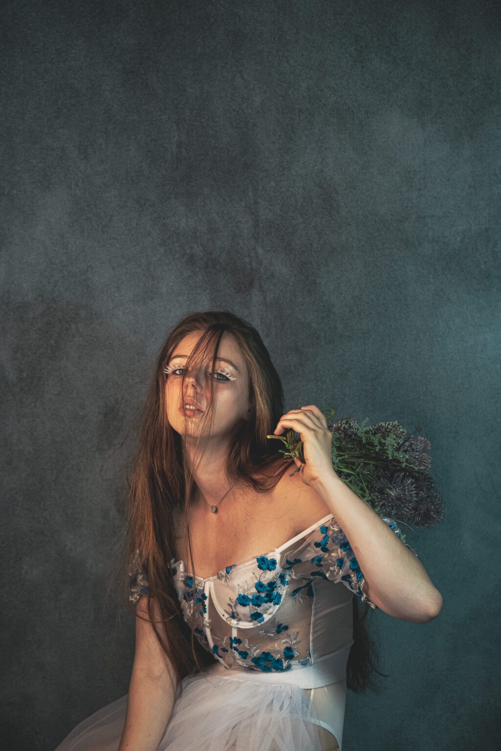 Portrait jeune femme assise