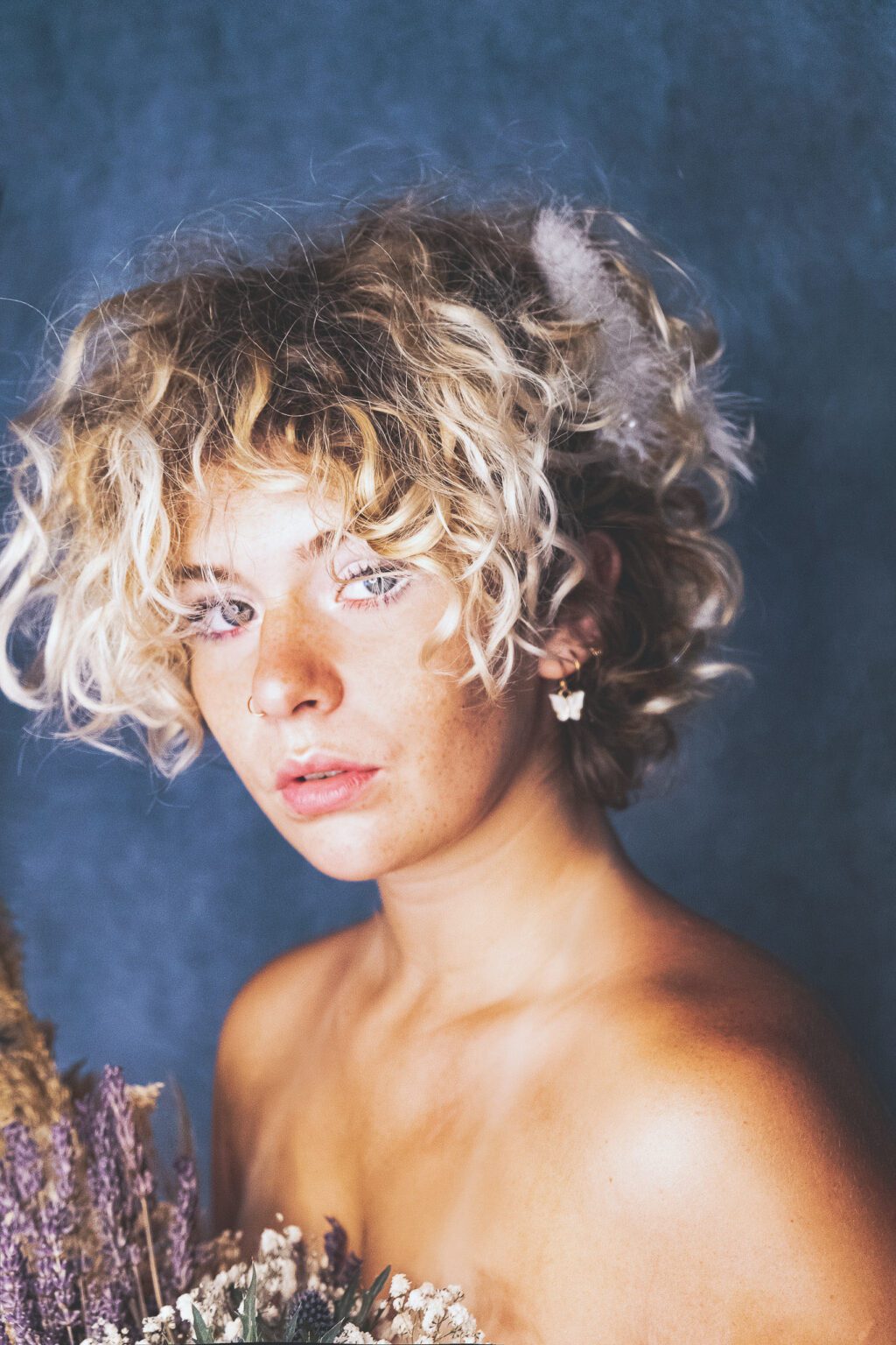 Photographie d'une jeune femme avec des fleurs